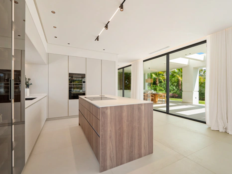 Luxury 5-Bedroom Villa with Gym, Sauna and Large Terraces Near the Beach in San Pedro de Alcántara
