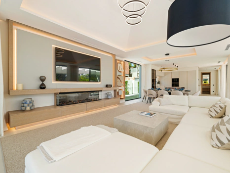 Luxury 5-Bedroom Villa with Gym, Sauna and Large Terraces Near the Beach in San Pedro de Alcántara