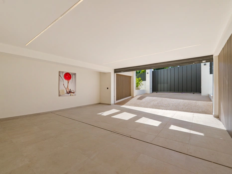 Luxury 5-Bedroom Villa with Gym, Sauna and Large Terraces Near the Beach in San Pedro de Alcántara