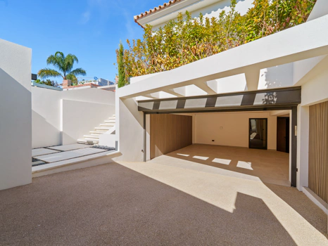 Luxury 5-Bedroom Villa with Gym, Sauna and Large Terraces Near the Beach in San Pedro de Alcántara