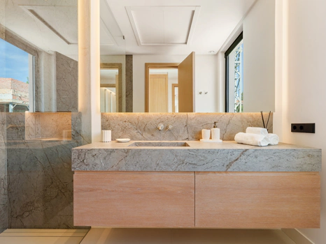 Luxury 5-Bedroom Villa with Gym, Sauna and Large Terraces Near the Beach in San Pedro de Alcántara