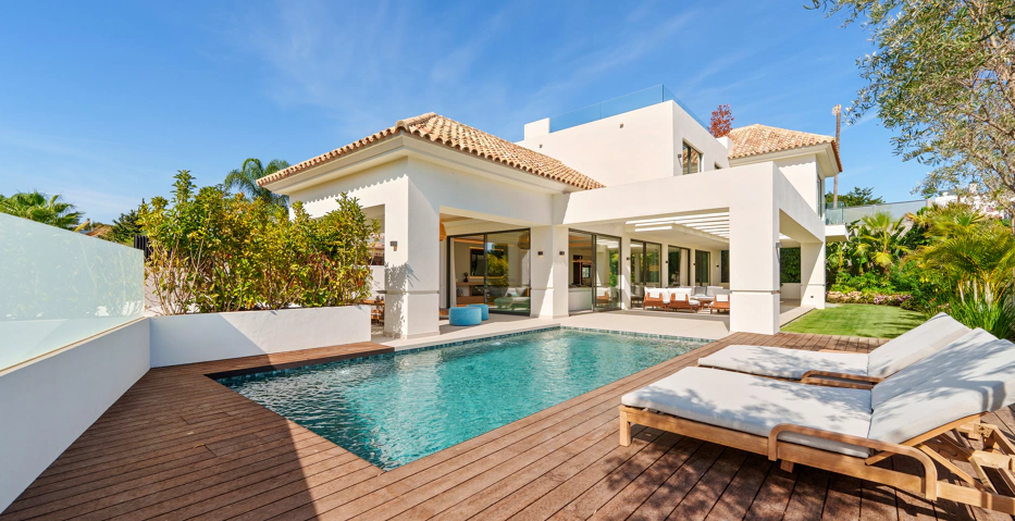Luxury 5-Bedroom Villa with Gym, Sauna and Large Terraces Near the Beach in San Pedro de Alcántara