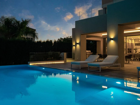 Villa en venta en Nueva Andalucia, Marbella