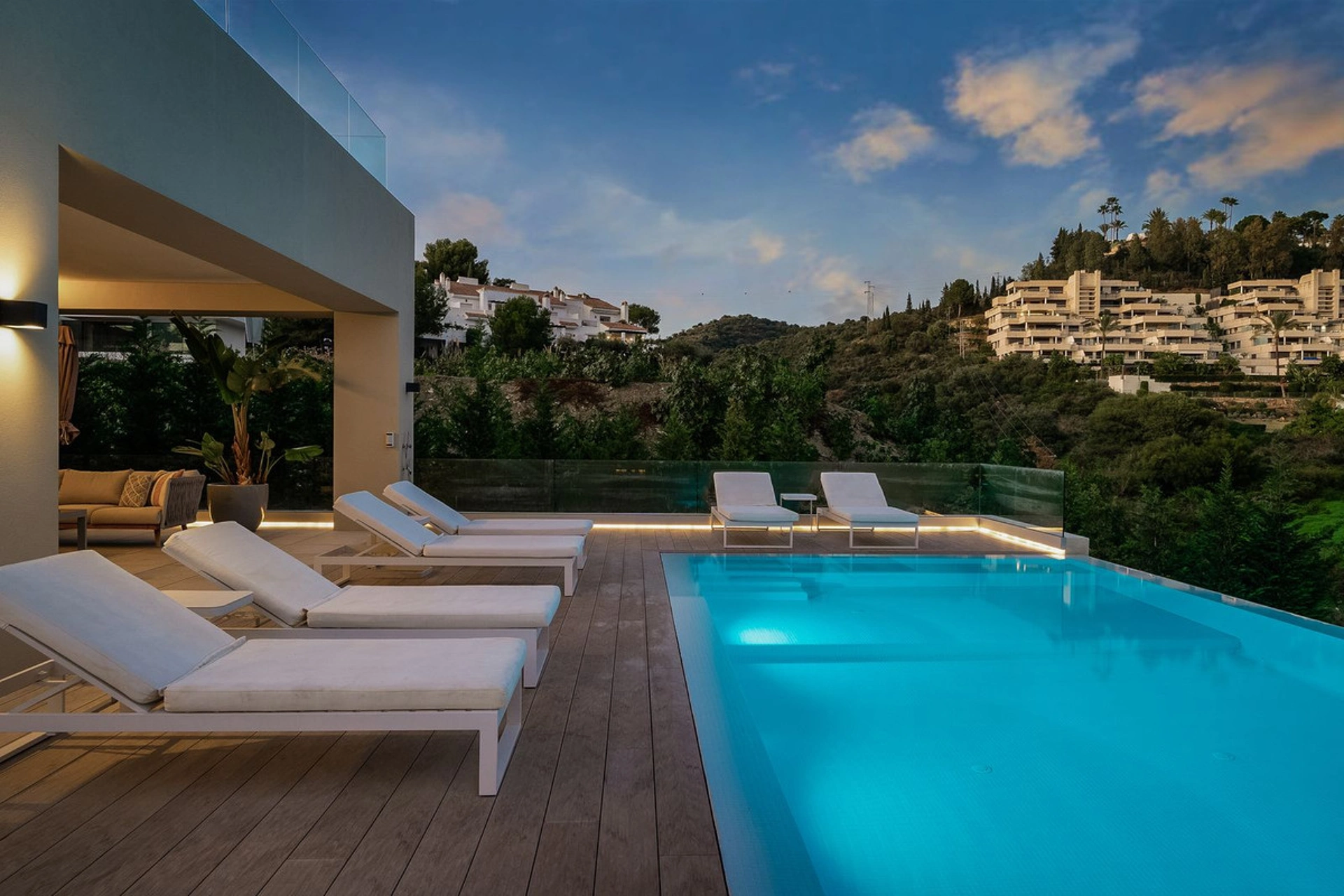 Villa en venta en Nueva Andalucia, Marbella