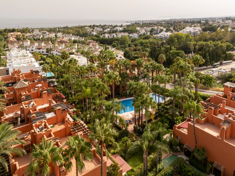 Residencia Exclusiva con Jardín Privado y Vistas Panorámicas
