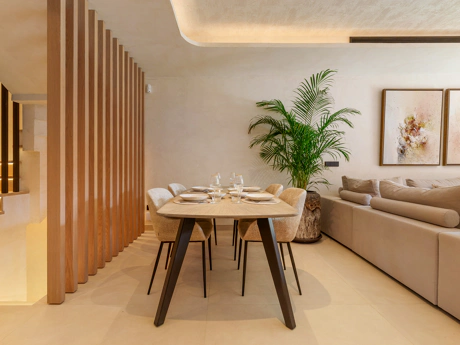 Residencia Exclusiva con Jardín Privado y Vistas Panorámicas