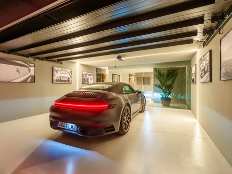 Residencia Exclusiva con Jardín Privado y Vistas Panorámicas