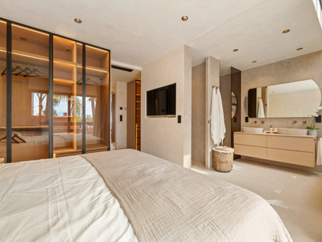 Residencia Exclusiva con Jardín Privado y Vistas Panorámicas