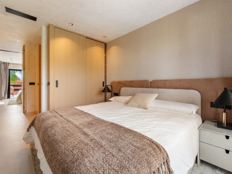Residencia Exclusiva con Jardín Privado y Vistas Panorámicas