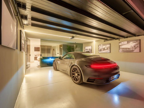 Residencia Exclusiva con Jardín Privado y Vistas Panorámicas