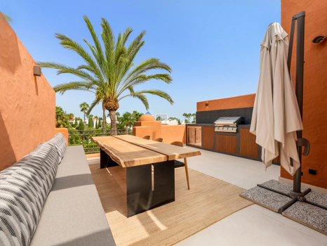 Residencia Exclusiva con Jardín Privado y Vistas Panorámicas