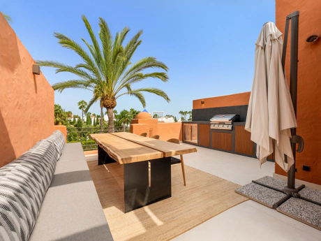 Residencia Exclusiva con Jardín Privado y Vistas Panorámicas
