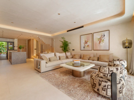 Residencia Exclusiva con Jardín Privado y Vistas Panorámicas