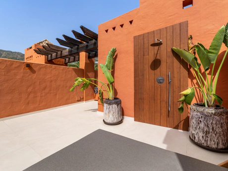 Residencia Exclusiva con Jardín Privado y Vistas Panorámicas