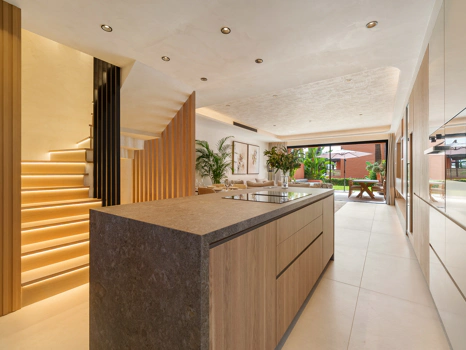 Residencia Exclusiva con Jardín Privado y Vistas Panorámicas