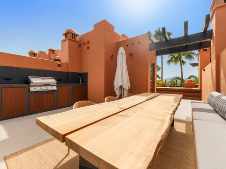 Residencia Exclusiva con Jardín Privado y Vistas Panorámicas