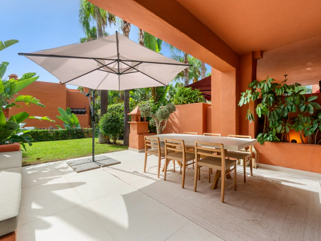 Residencia Exclusiva con Jardín Privado y Vistas Panorámicas
