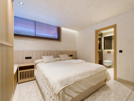 Residencia Exclusiva con Jardín Privado y Vistas Panorámicas