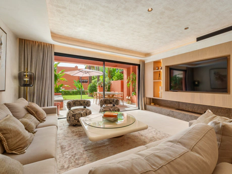 Residencia Exclusiva con Jardín Privado y Vistas Panorámicas