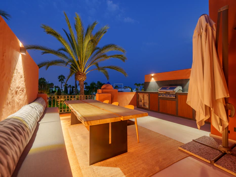 Residencia Exclusiva con Jardín Privado y Vistas Panorámicas