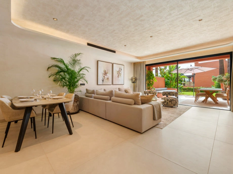 Residencia Exclusiva con Jardín Privado y Vistas Panorámicas