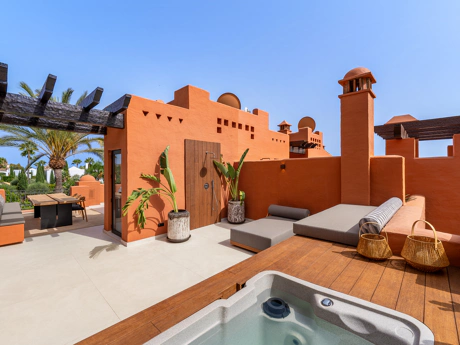 Residencia Exclusiva con Jardín Privado y Vistas Panorámicas