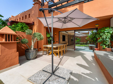 Residencia Exclusiva con Jardín Privado y Vistas Panorámicas