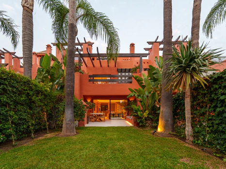Residencia Exclusiva con Jardín Privado y Vistas Panorámicas