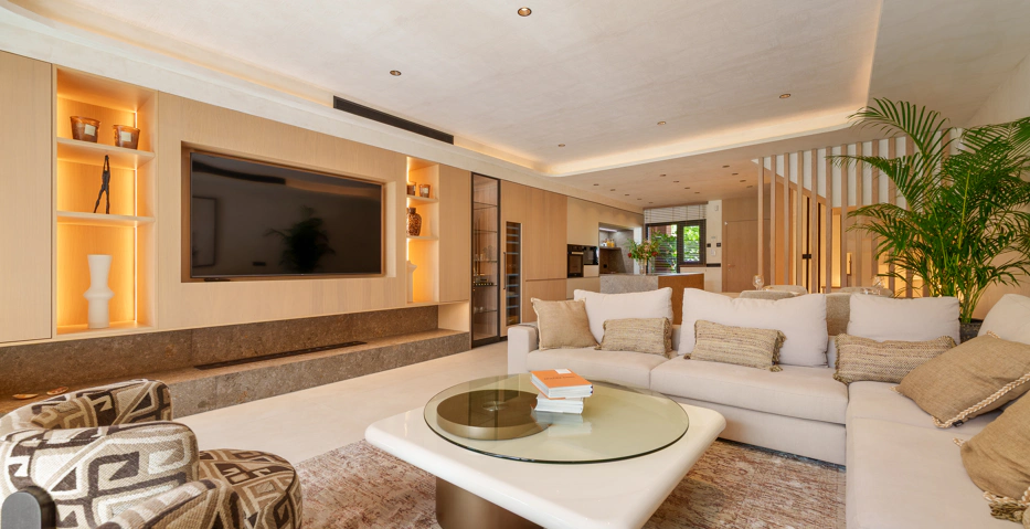 Residencia Exclusiva con Jardín Privado y Vistas Panorámicas