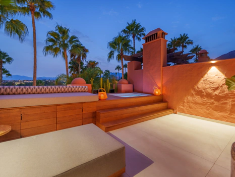Residencia Exclusiva con Jardín Privado y Vistas Panorámicas