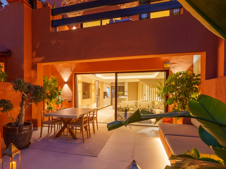 Residencia Exclusiva con Jardín Privado y Vistas Panorámicas