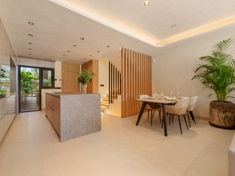 Residencia Exclusiva con Jardín Privado y Vistas Panorámicas