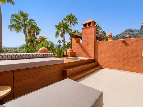 Residencia Exclusiva con Jardín Privado y Vistas Panorámicas