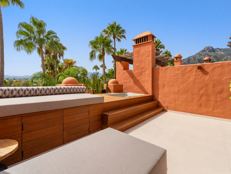 Residencia Exclusiva con Jardín Privado y Vistas Panorámicas
