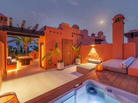 Residencia Exclusiva con Jardín Privado y Vistas Panorámicas