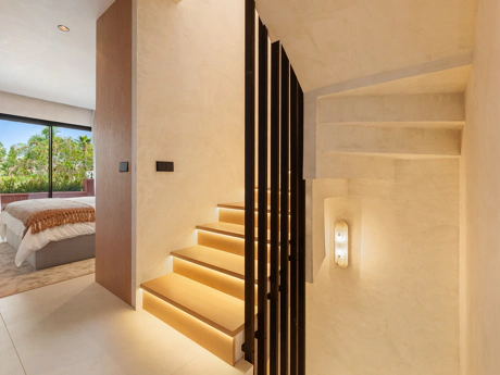 Residencia Exclusiva con Jardín Privado y Vistas Panorámicas