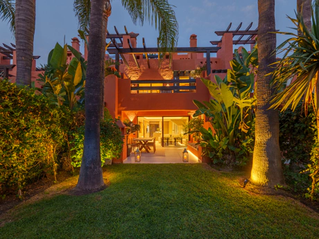 Residencia Exclusiva con Jardín Privado y Vistas Panorámicas