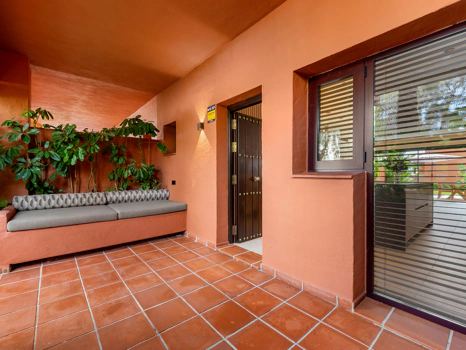 Residencia Exclusiva con Jardín Privado y Vistas Panorámicas