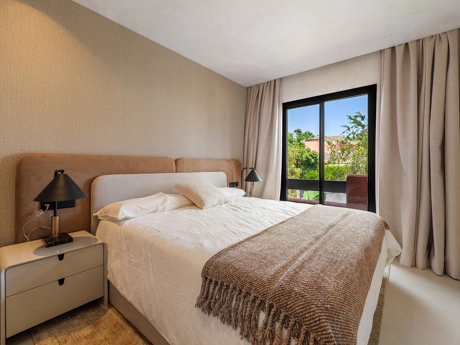 Residencia Exclusiva con Jardín Privado y Vistas Panorámicas