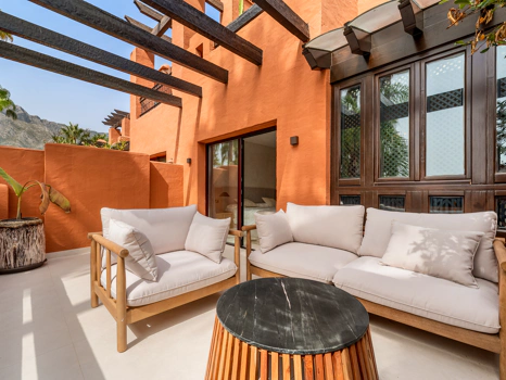 Residencia Exclusiva con Jardín Privado y Vistas Panorámicas