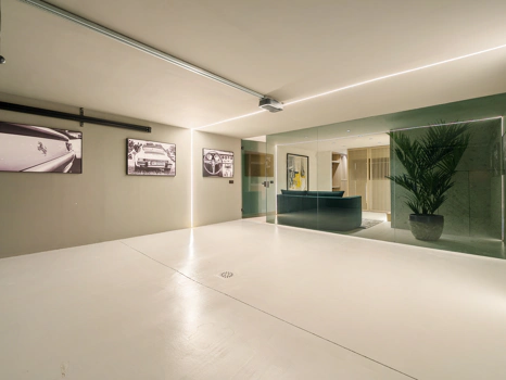 Residencia Exclusiva con Jardín Privado y Vistas Panorámicas