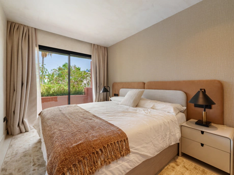 Residencia Exclusiva con Jardín Privado y Vistas Panorámicas