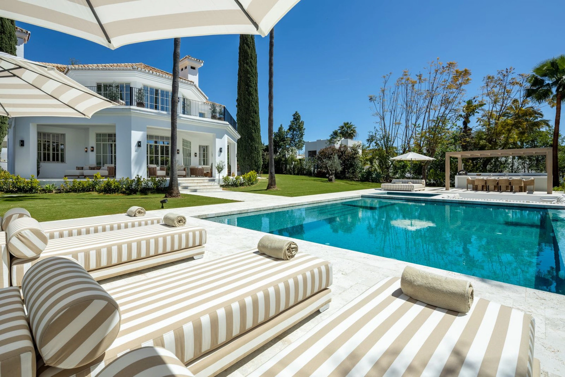 Villa en venta en Nueva Andalucia, Marbella
