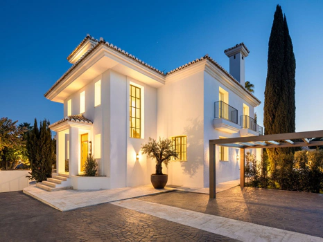 Villa en venta en Nueva Andalucia, Marbella
