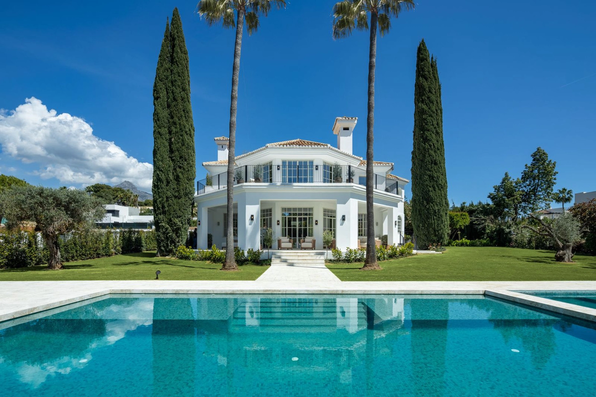 Villa en venta en Nueva Andalucia, Marbella