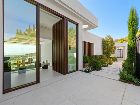 La Quinta 20 – Frontline Luxury Living with Panoramic Mediterranean Views