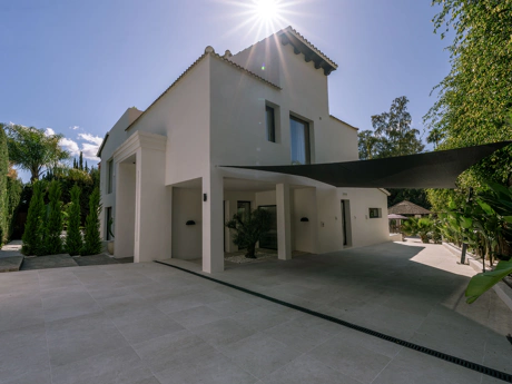 Villa de lujo estilo escandinavo-japandi con piscina, jacuzzi y total privacidad en Nueva Andalucía