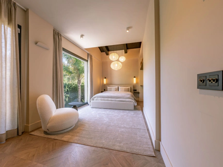 Villa de lujo estilo escandinavo-japandi con piscina, jacuzzi y total privacidad en Nueva Andalucía