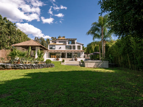 Villa de lujo estilo escandinavo-japandi con piscina, jacuzzi y total privacidad en Nueva Andalucía