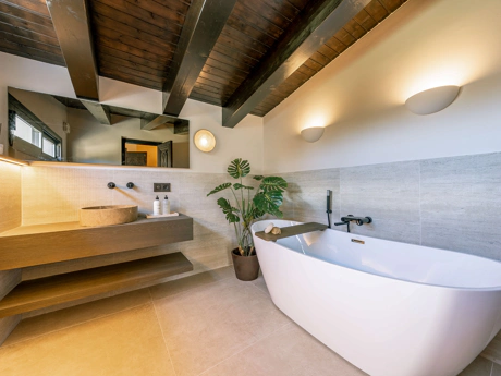 Villa de lujo estilo escandinavo-japandi con piscina, jacuzzi y total privacidad en Nueva Andalucía